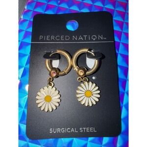 NWT Pierced Nation Daisy Flower‎ Ring Gold Tone Earrings Dangle 18G Spencer's
